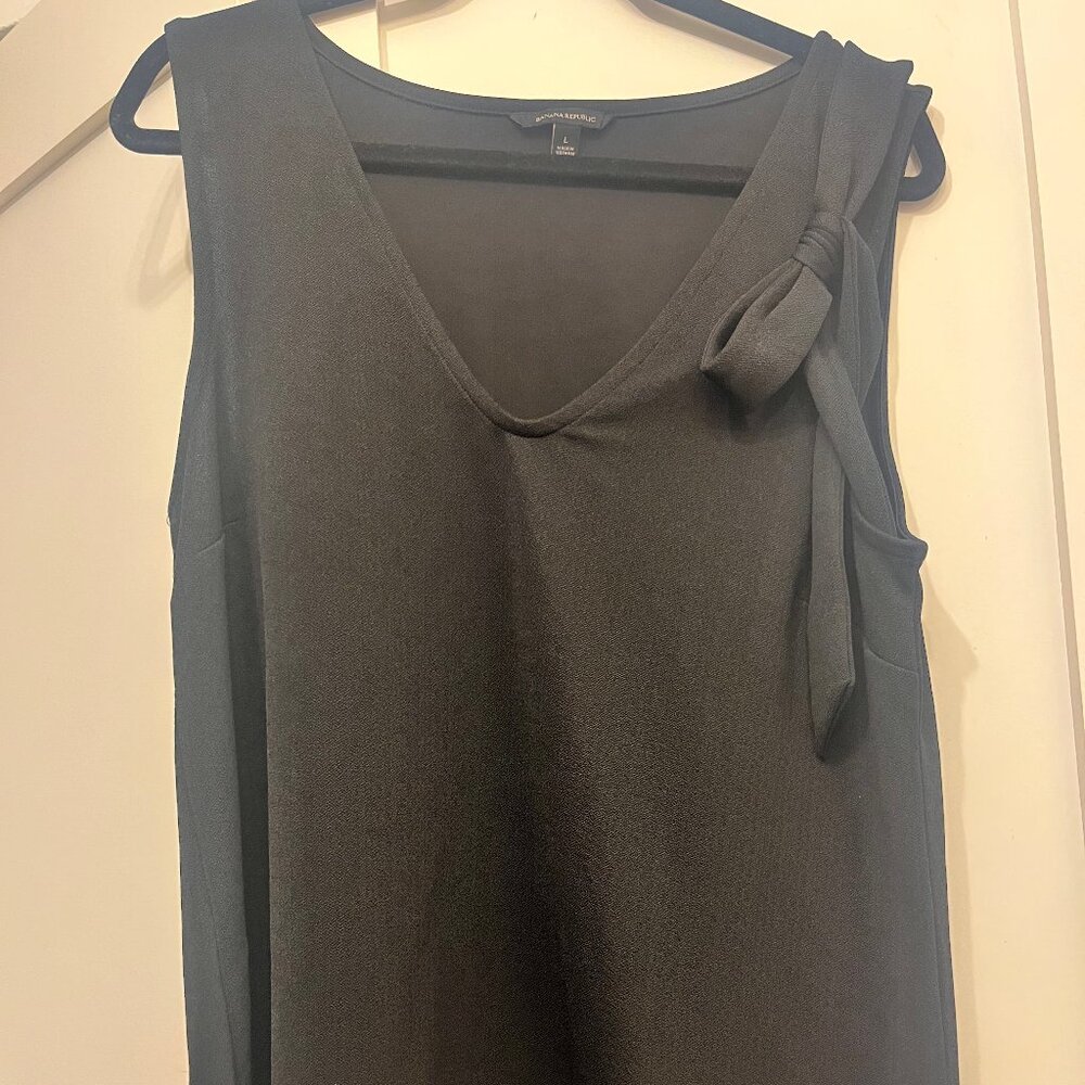 Large Banana Republic tank with bow